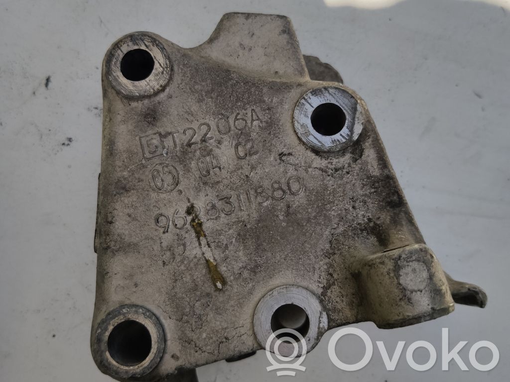 Peugeot 607 Engine mounting bracket 