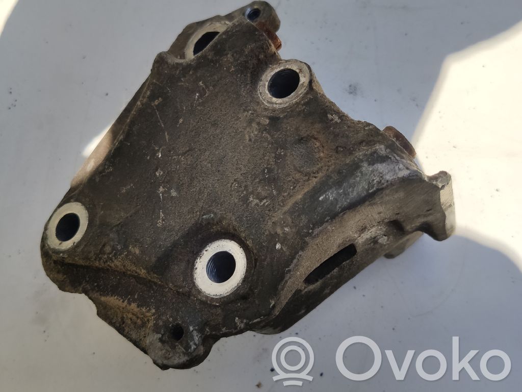 Peugeot 607 Engine mounting bracket 