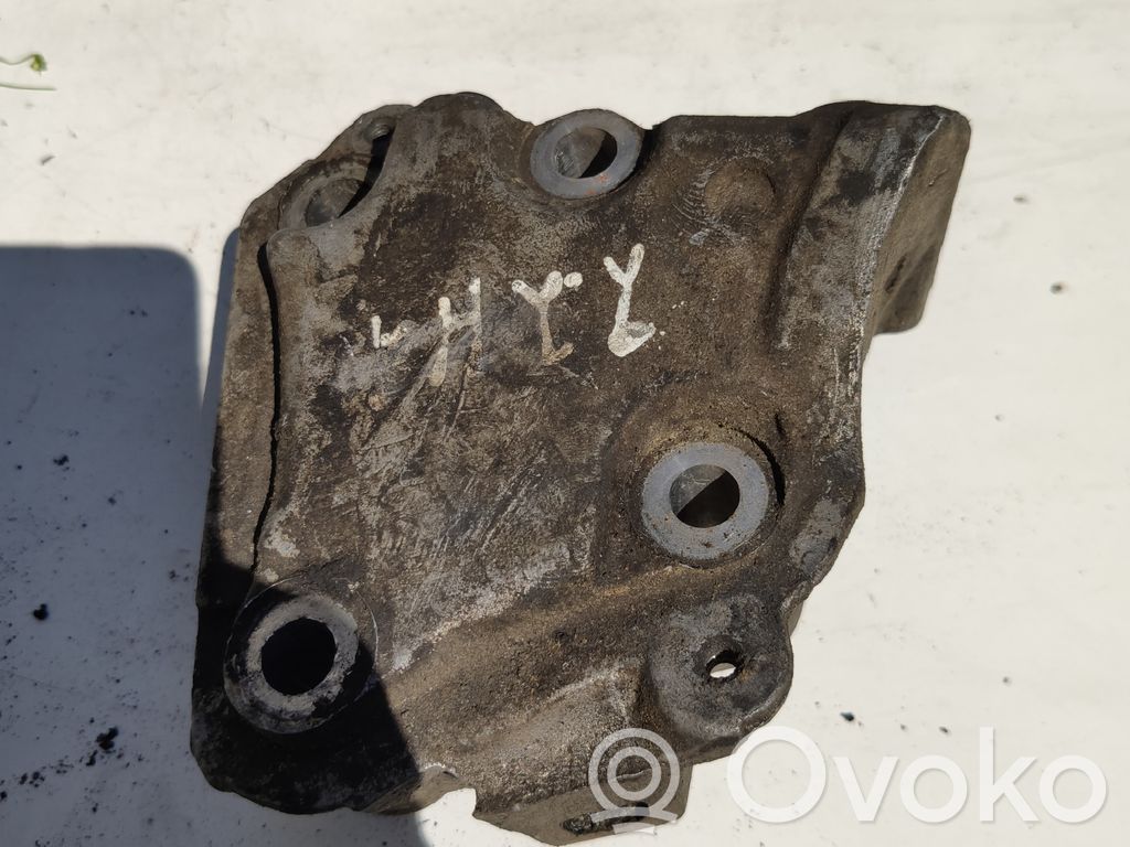 Peugeot 607 Engine mounting bracket 