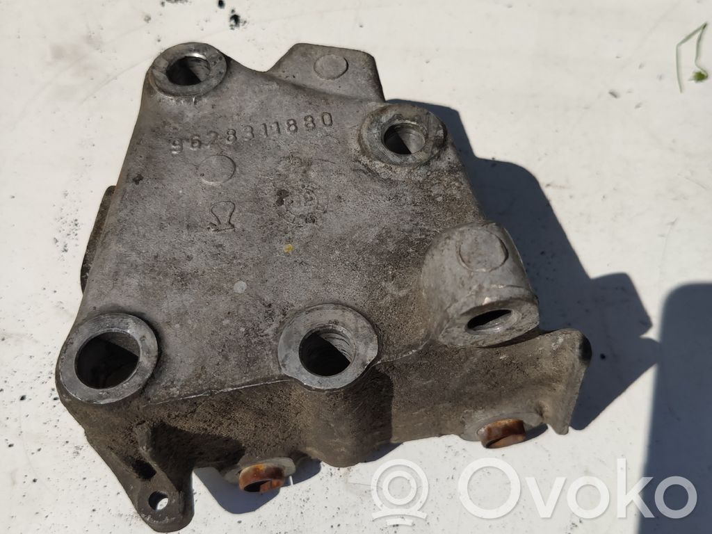 Peugeot 607 Engine mounting bracket 