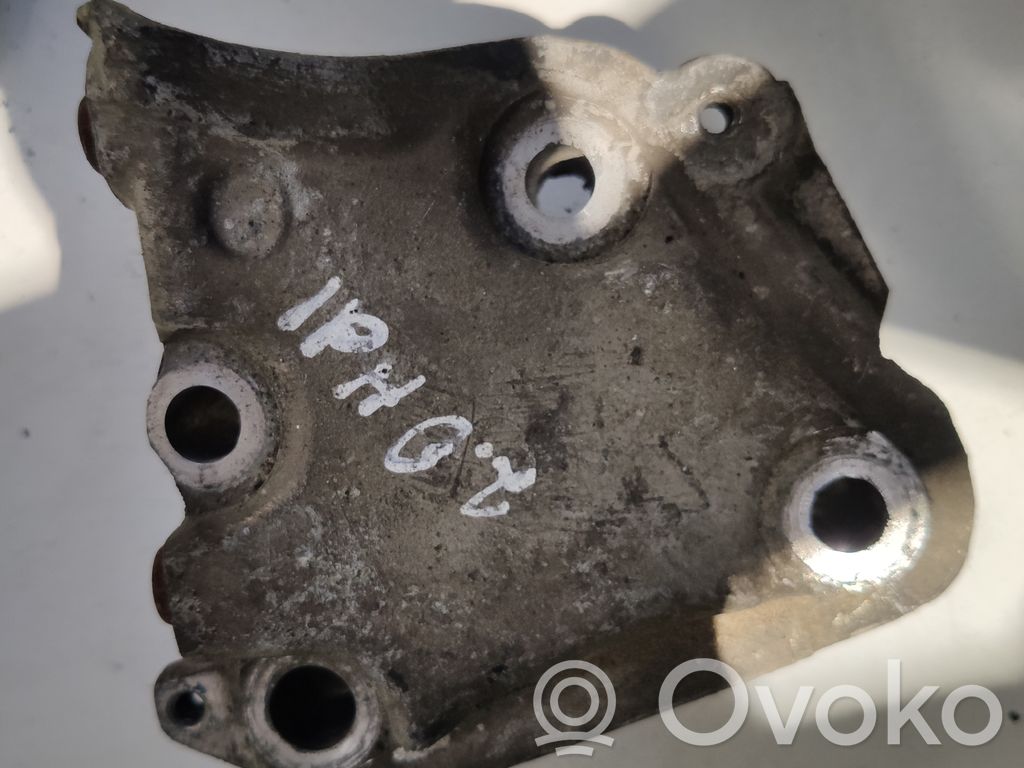 Peugeot 607 Engine mounting bracket 