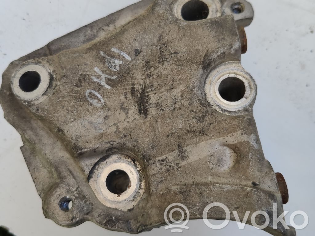 Peugeot 607 Engine mounting bracket 