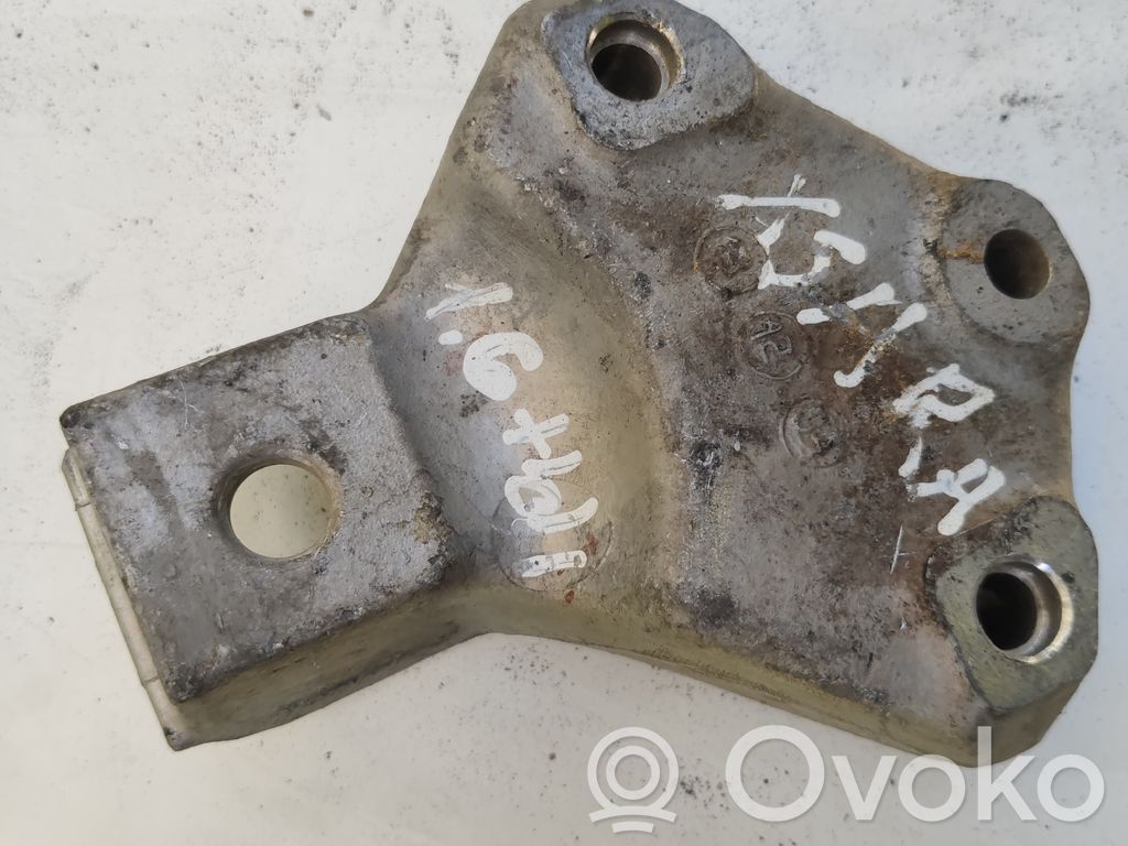 Citroen Xsara Picasso Engine mounting bracket 