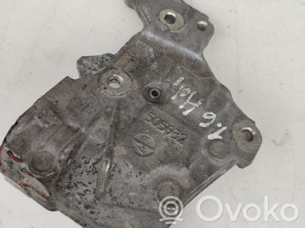 Citroen C4 I Engine mounting bracket 