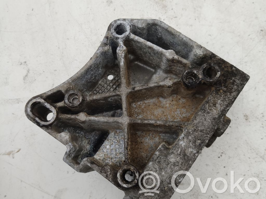 Citroen C4 I Engine mounting bracket 