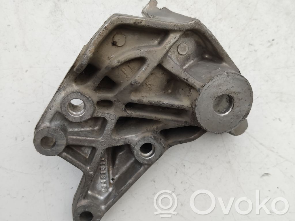 Citroen C5 Engine mounting bracket 