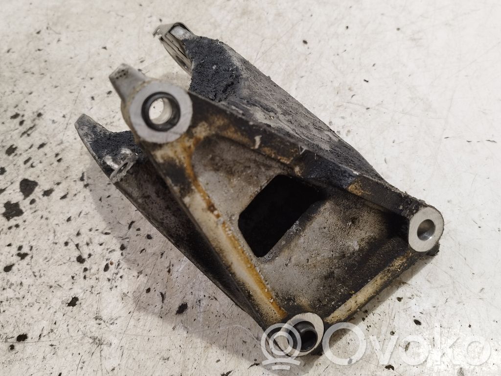 Peugeot 607 Engine mounting bracket 