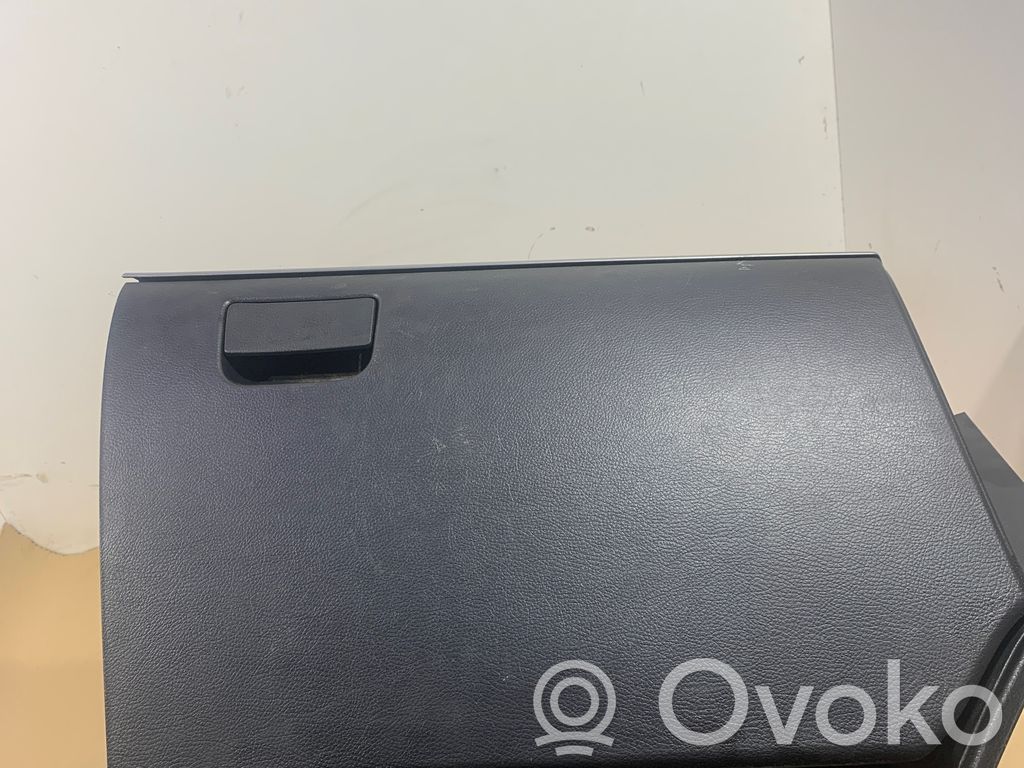 Mazda 3 II Daiktadėžės (bordačioko) komplektas 