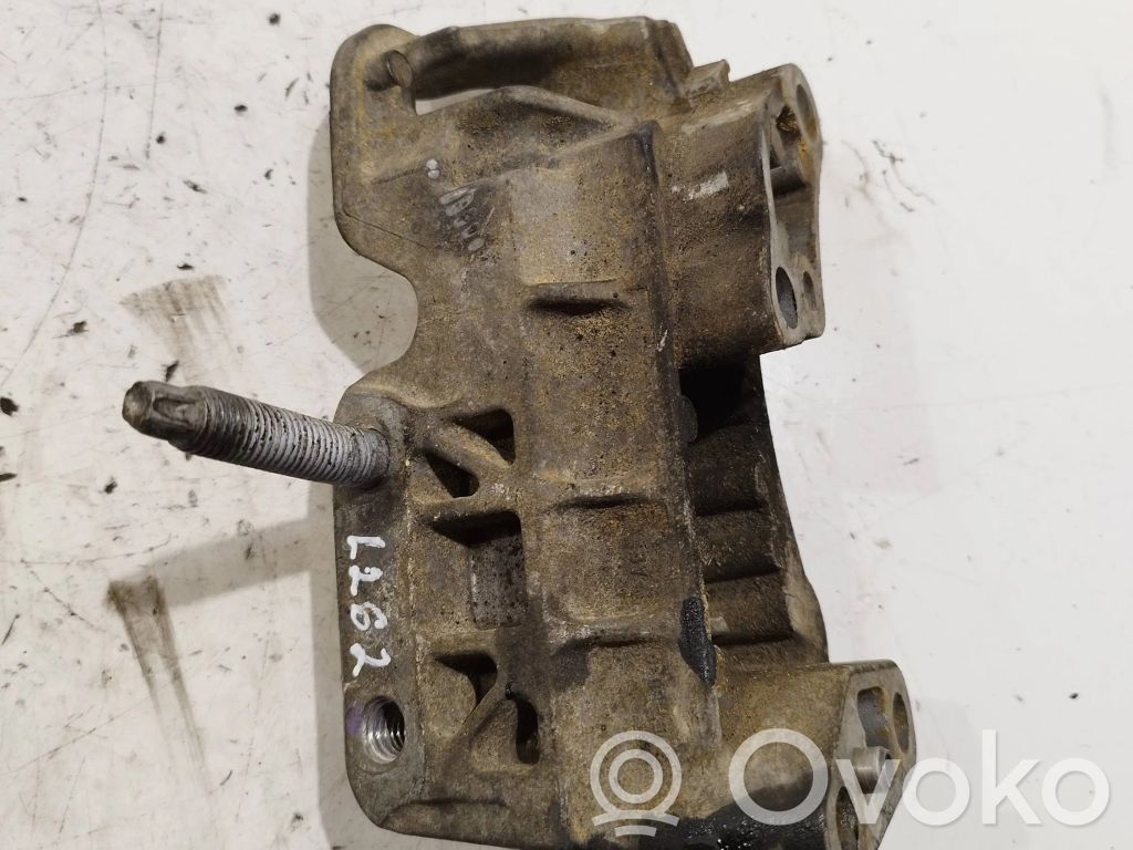 Volvo V50 Engine mounting bracket 