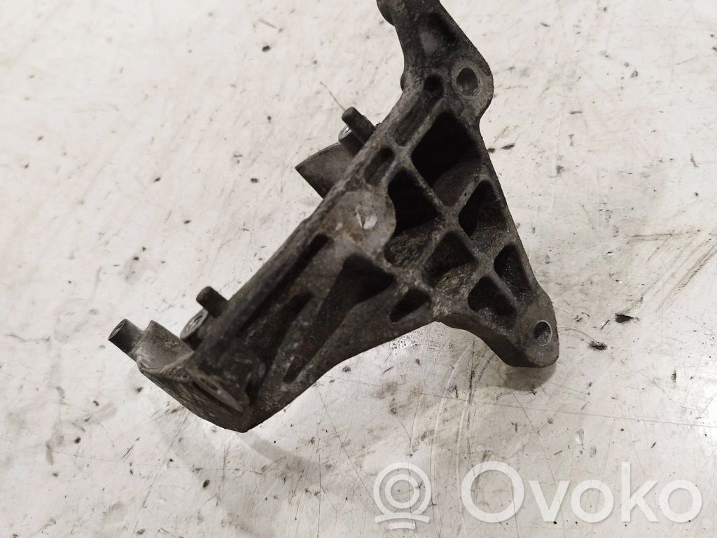 Volvo V70 Łapa / Mocowanie silnika 