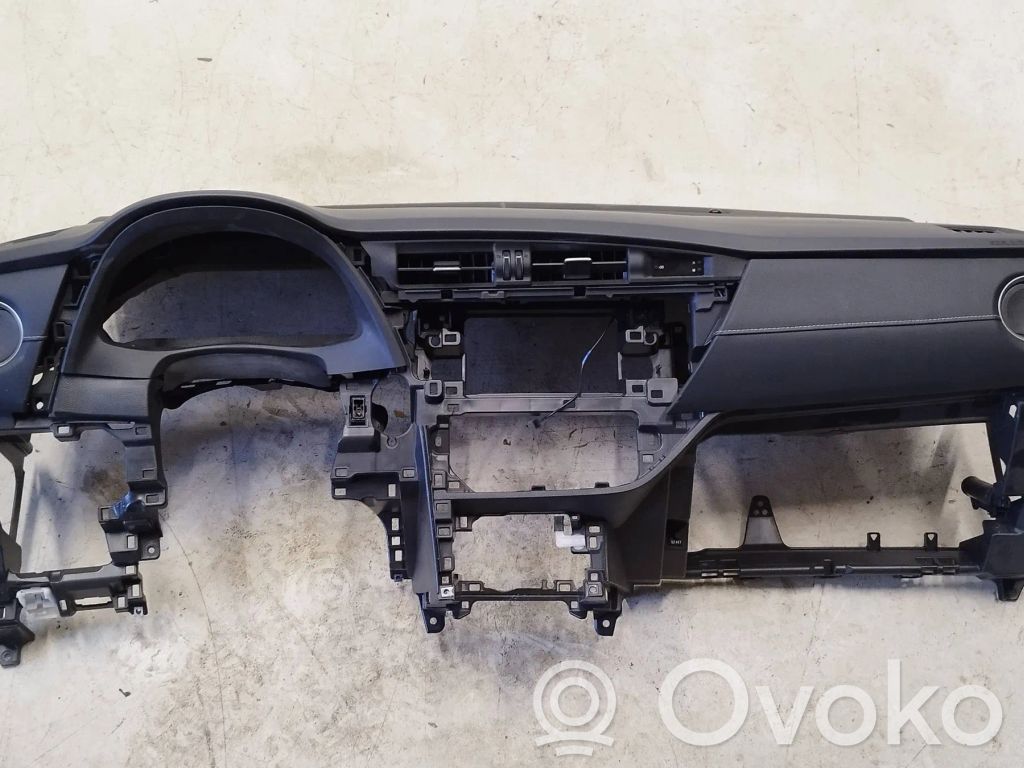 Toyota Auris E180 Panelis 