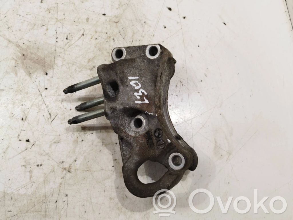 Ford Fiesta Engine mounting bracket 