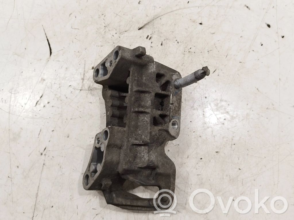 Volvo V50 Engine mounting bracket 