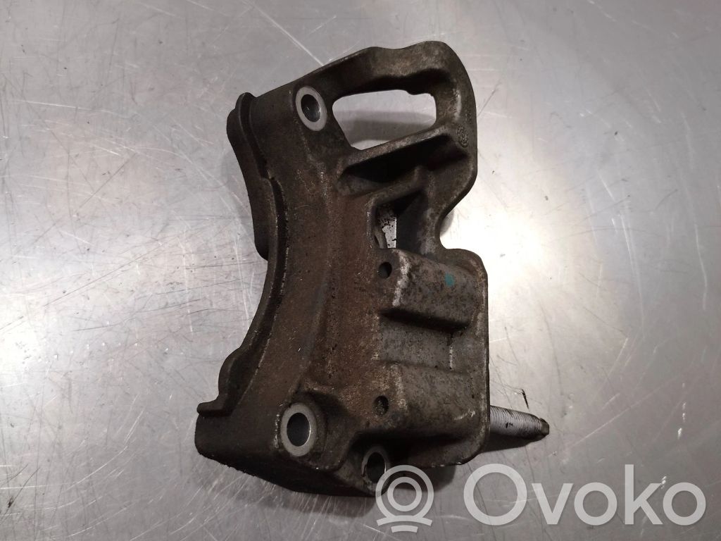 Ford Focus Engine mounting bracket 