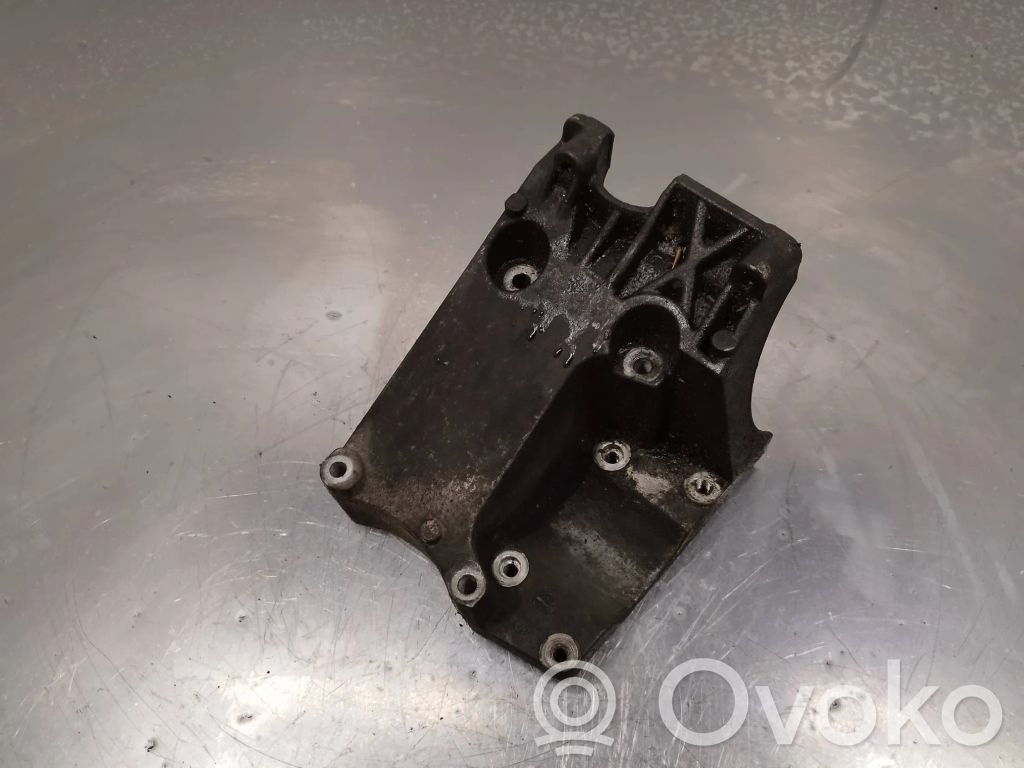 Volvo C30 Engine mounting bracket 