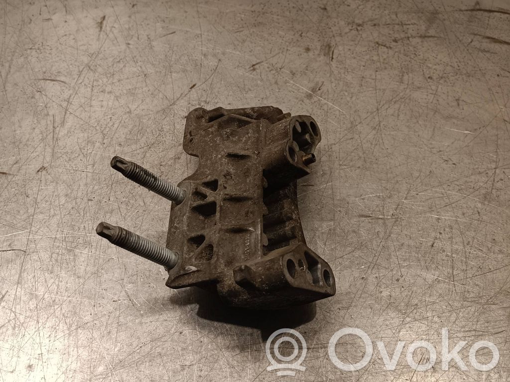 Volvo C30 Engine mounting bracket 
