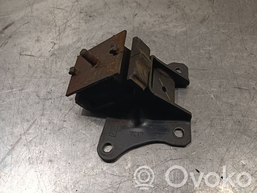 Peugeot 3008 I Engine mount bracket 