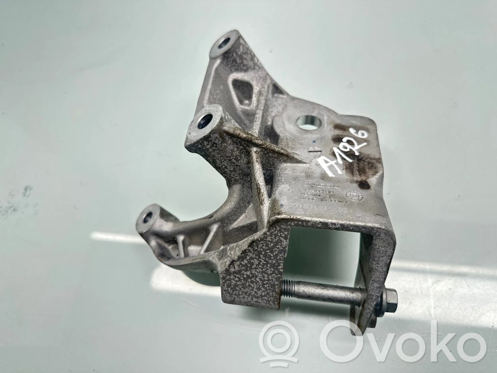 Volvo XC60 Engine mounting bracket 