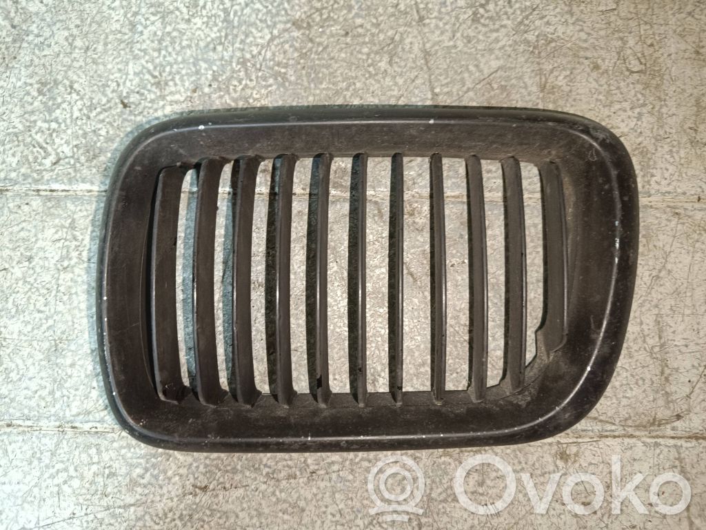 BMW 3 E36 Priekšējais režģis 