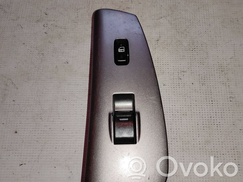 Pontiac Vibe Electric window control switch 
