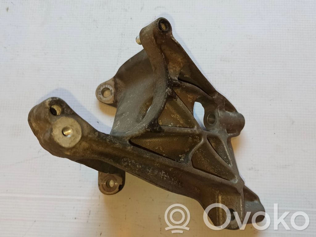 Audi A8 S8 D3 4E Engine mounting bracket 