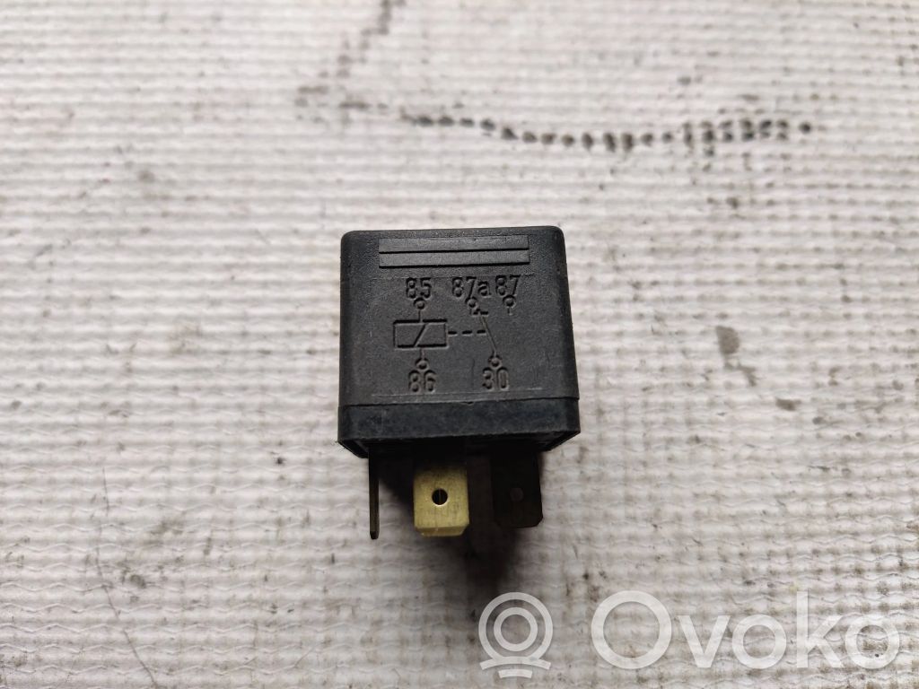 Audi A4 S4 B5 8D Kita rėlė 
