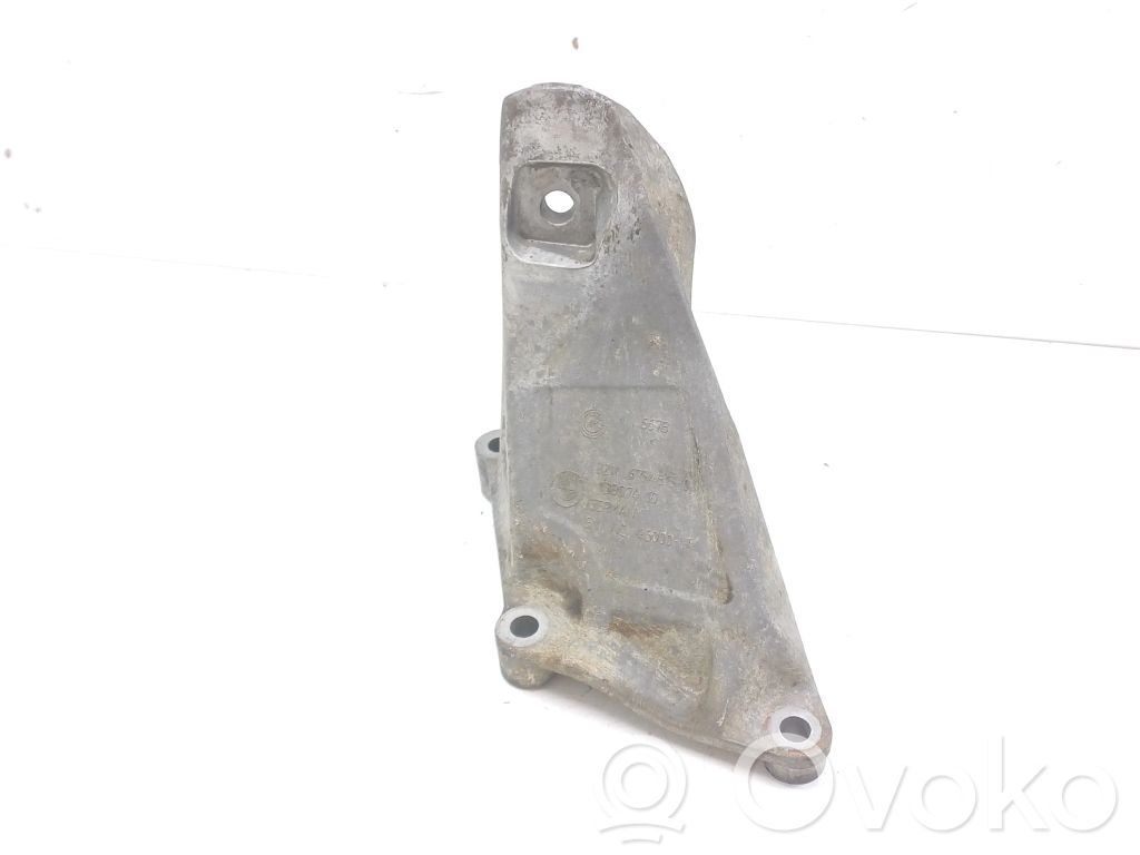 Engine mounting bracket   6754615,13807410