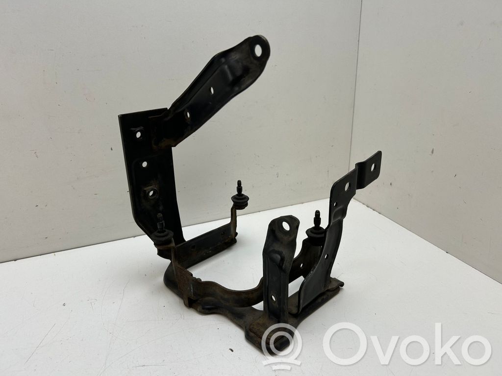 Volvo C30 Power steering pump mounting bracket 