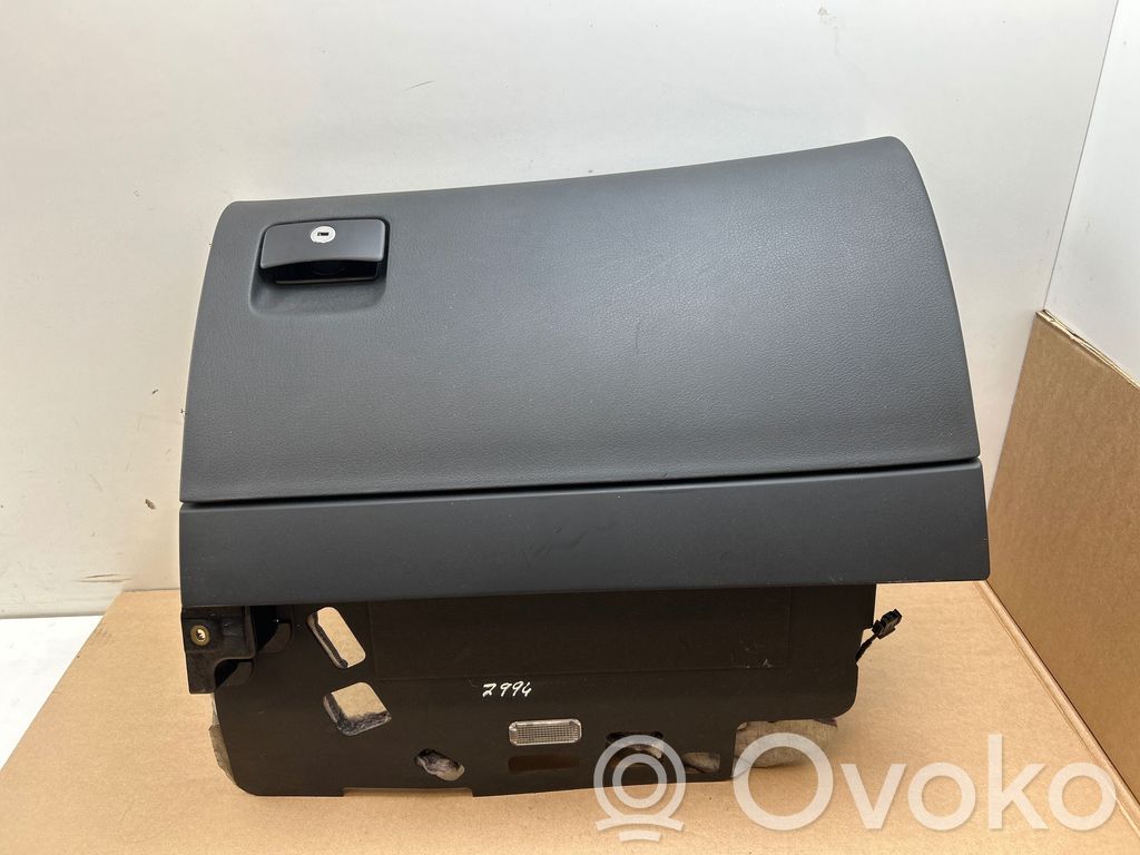Glove box   4E1857104D