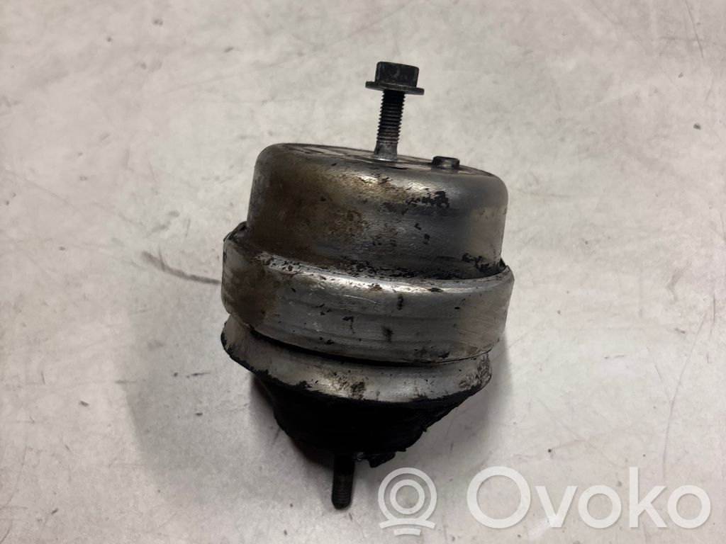 Volkswagen PASSAT B5.5 Engine mount bracket 