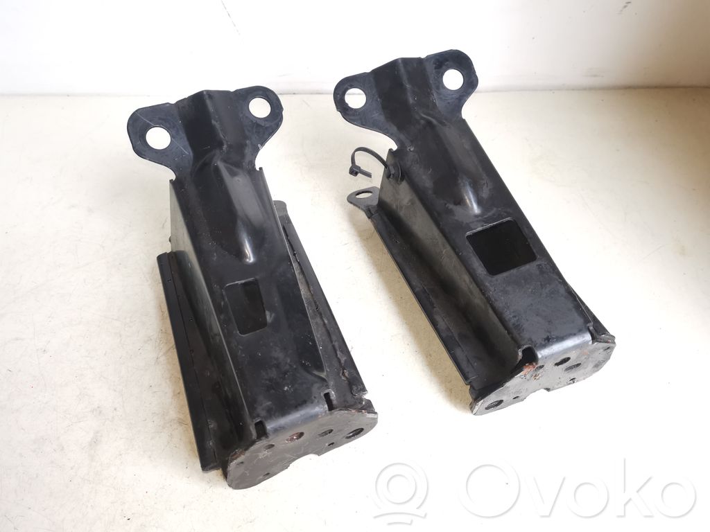 Radiator mount bracket