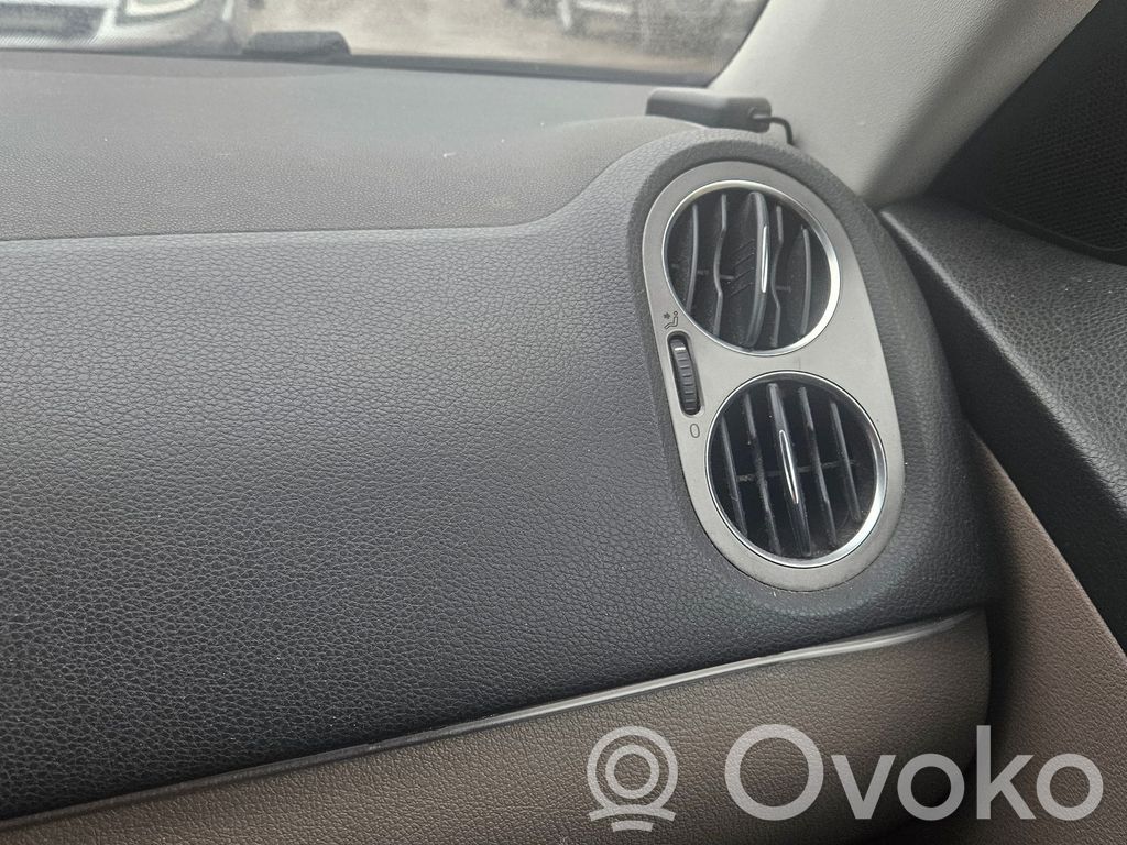 Volkswagen Tiguan Boczna kratka nawiewu deski rozdzielczej 