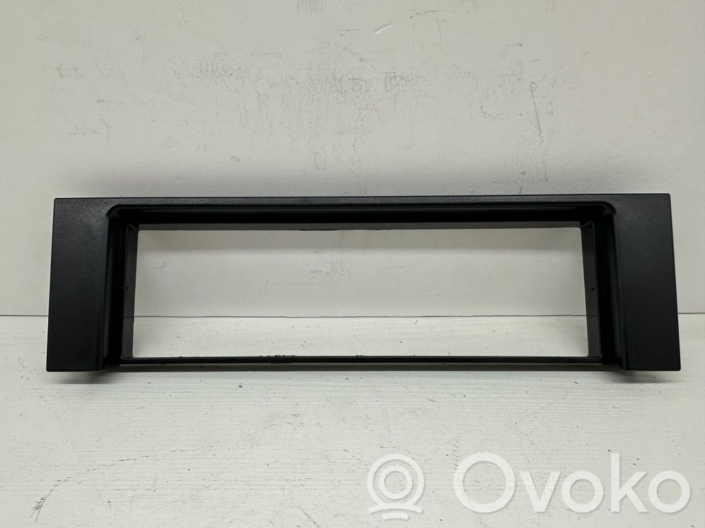 Audi A4 S4 B6 8E 8H Konsola środkowa / Radio / GPS 