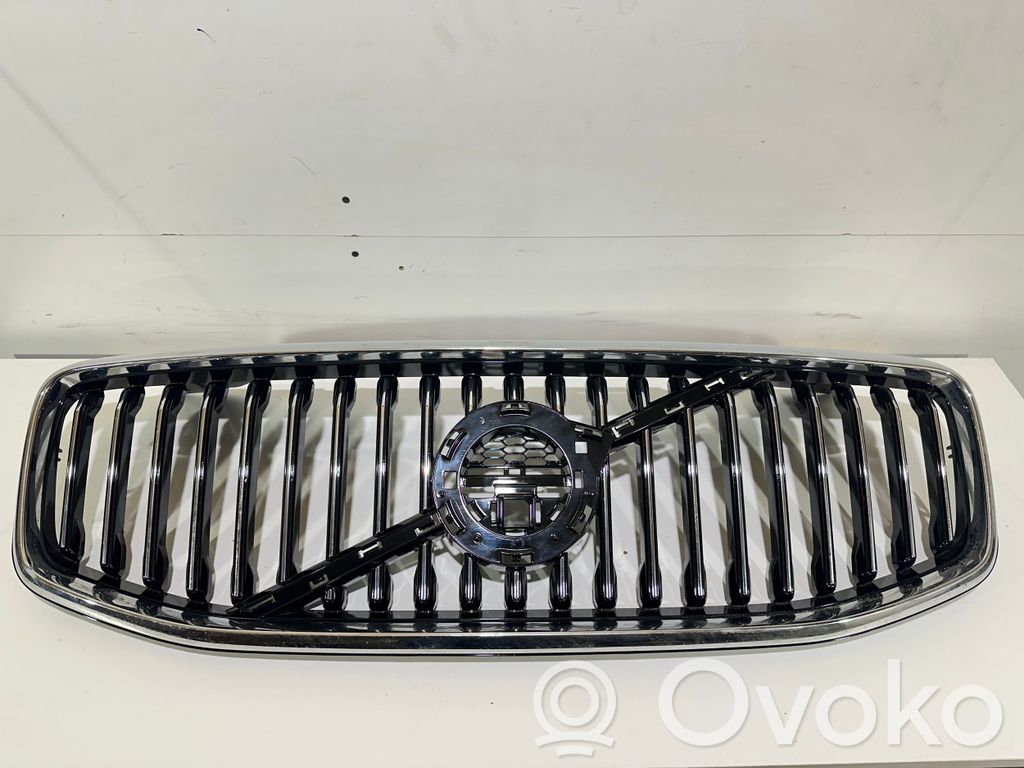 Volvo XC60 Etupuskurin ylempi jäähdytinsäleikkö 