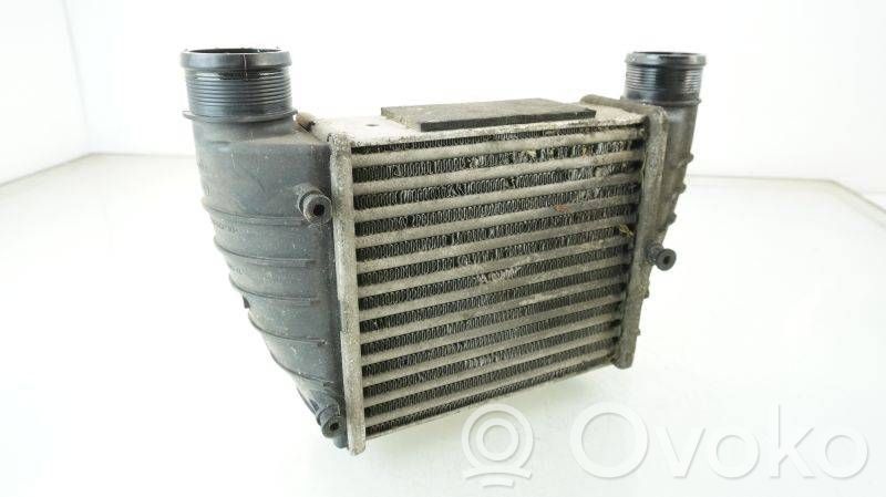 Audi A4 S4 B7 8E 8H Interkūlerio radiatorius 