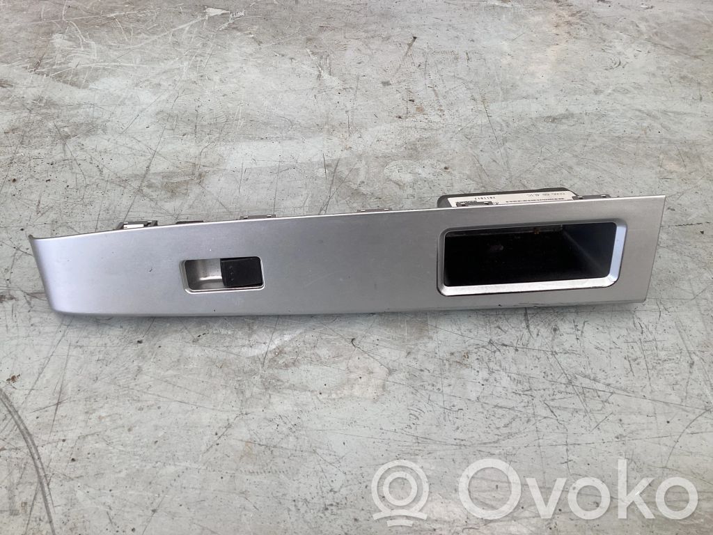 Mazda 5 Etuoven sisäkahvan kehys 