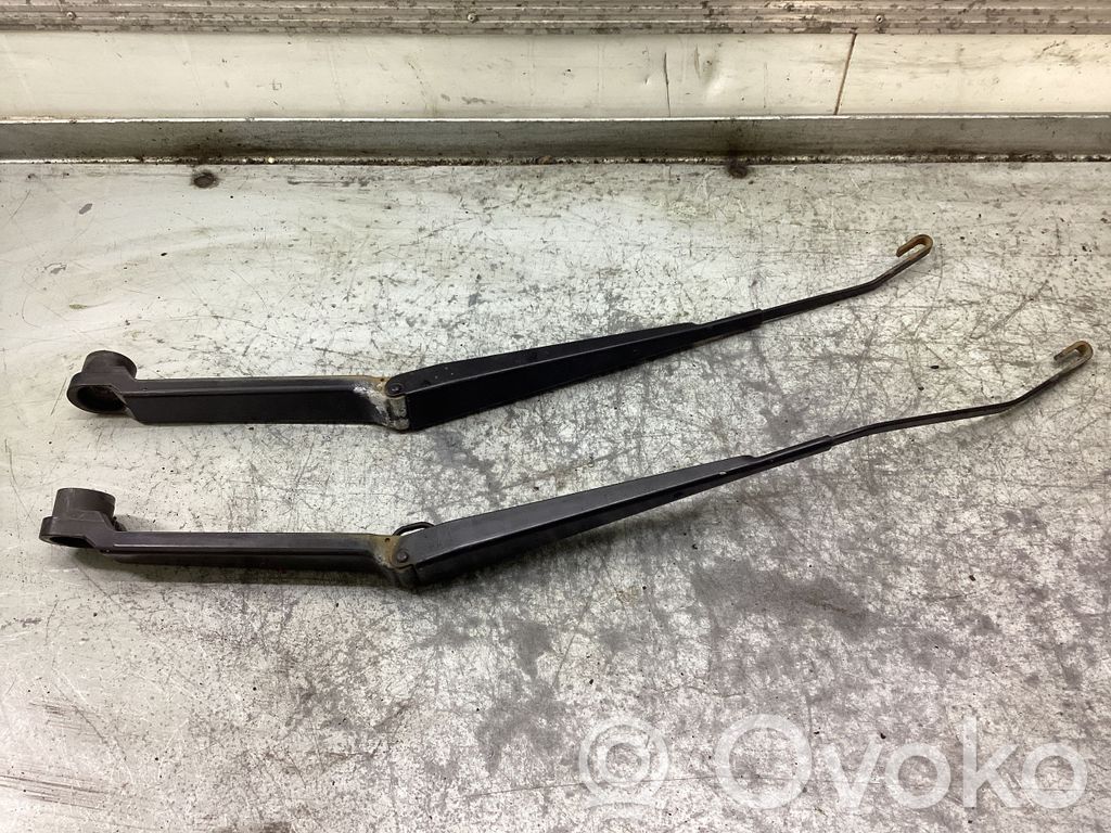Subaru Forester SH Front wiper blade arm 
