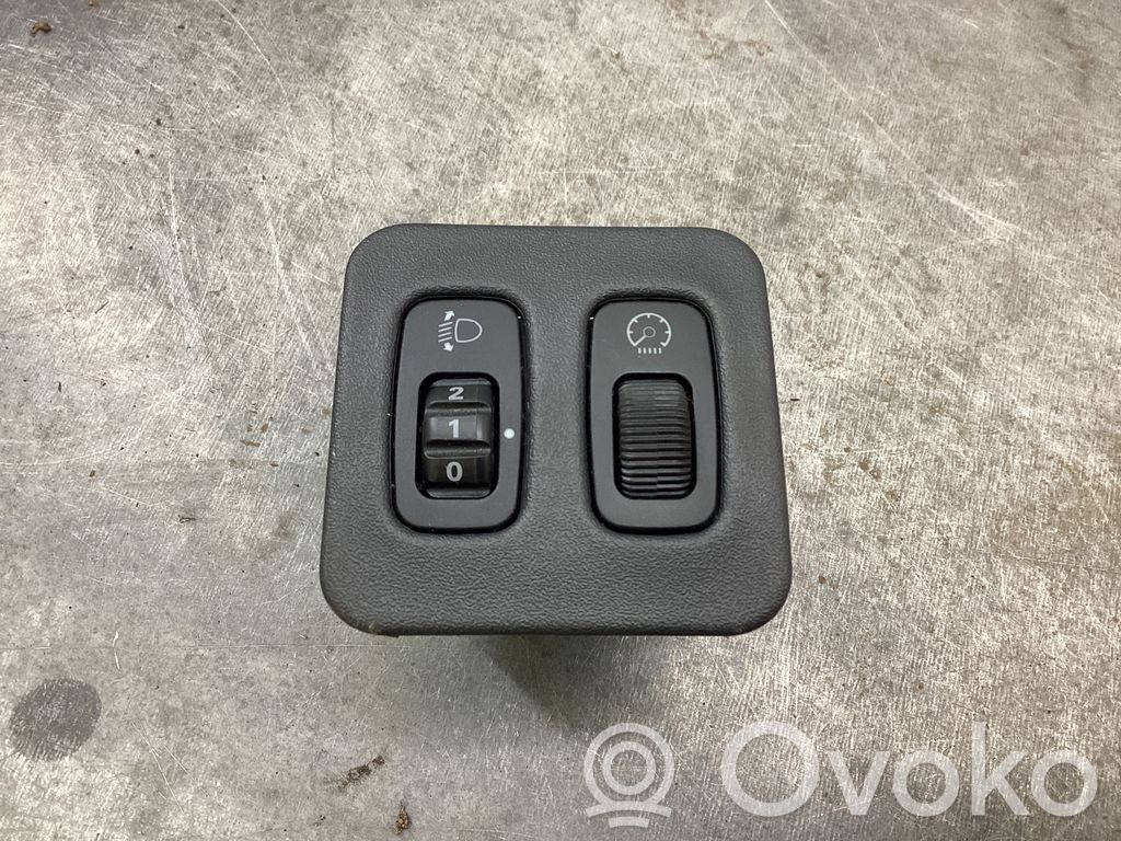 Headlight level height control switch   MR402645