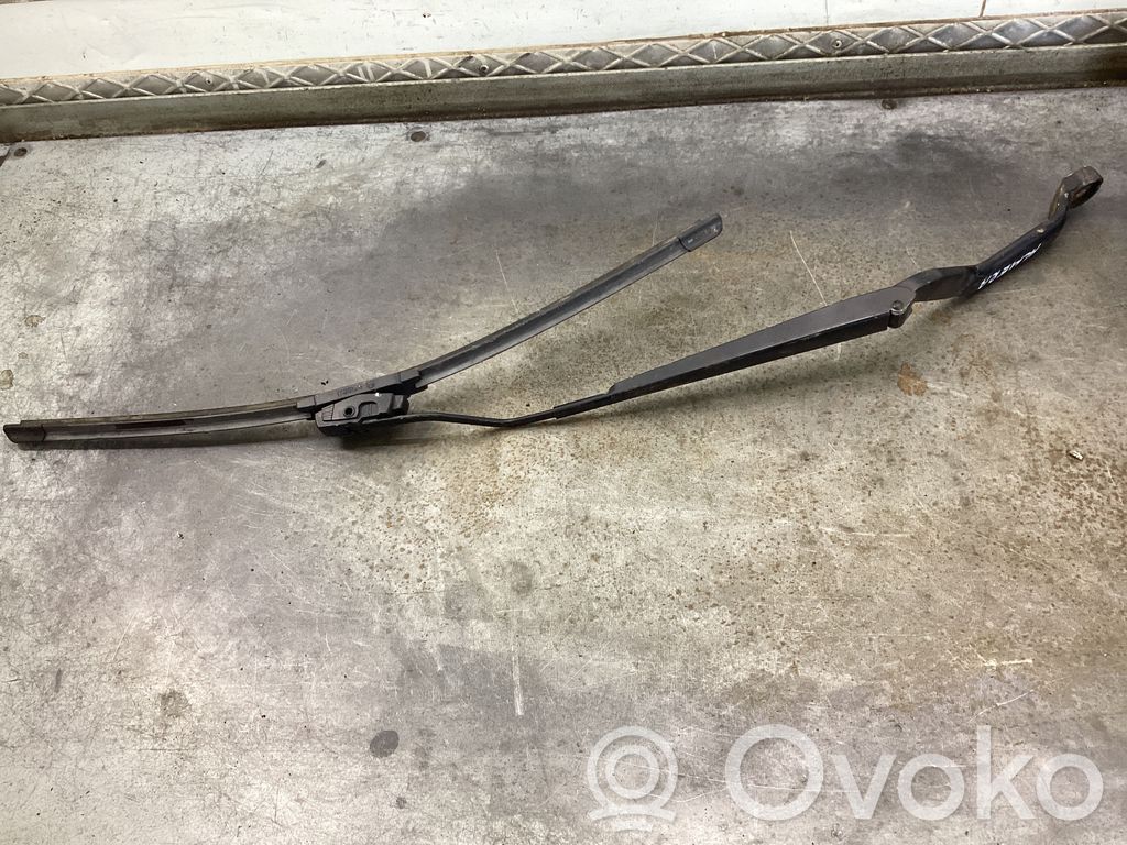 Nissan Almera N16 Brazo del limpiaparabrisas delantero 
