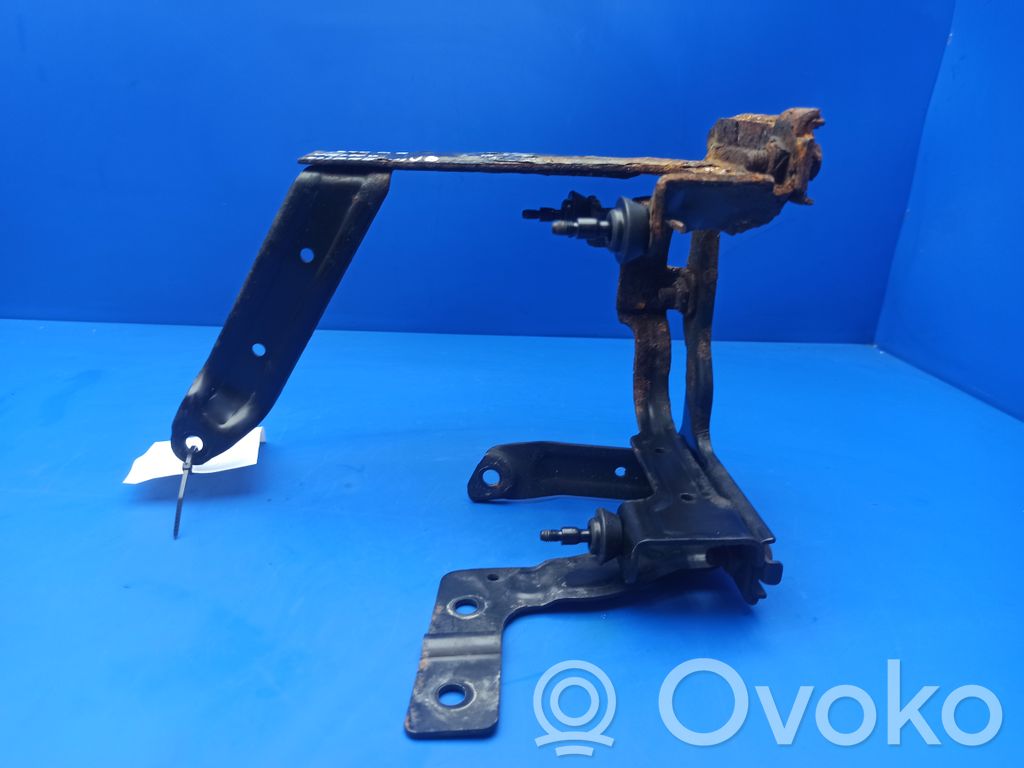 Volvo S40 Power steering pump mounting bracket 