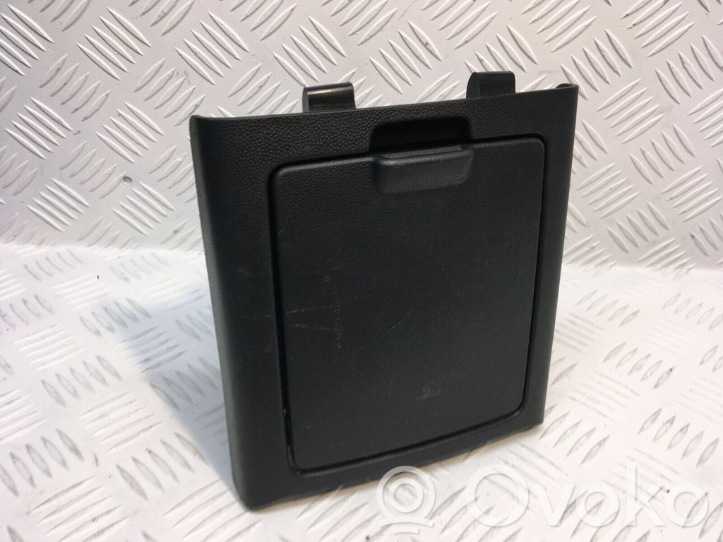 Cup holder front   CC3364471