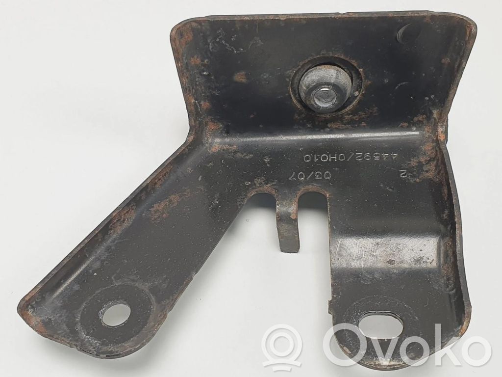 ABS-pumpun kiinnike   445920H010