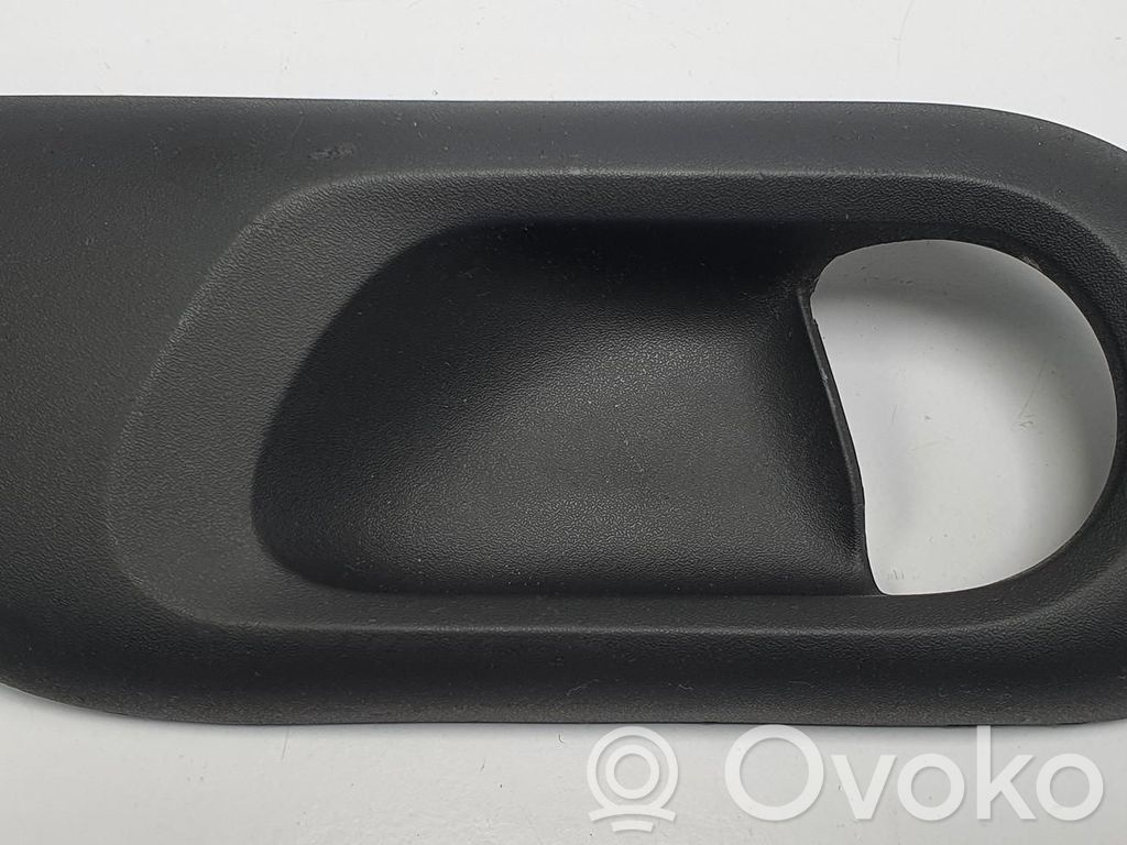 Dacia Logan I Osłona klamki drzwi tylnych 