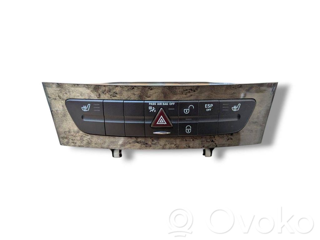 Un conjunto de interruptores   A2116830091