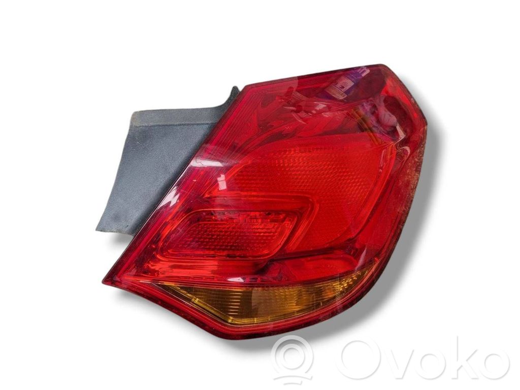 Opel Astra J Aizmugurējais lukturis virsbūvē 