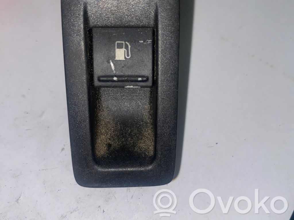 Volkswagen Touran I Fuel tank opening switch 