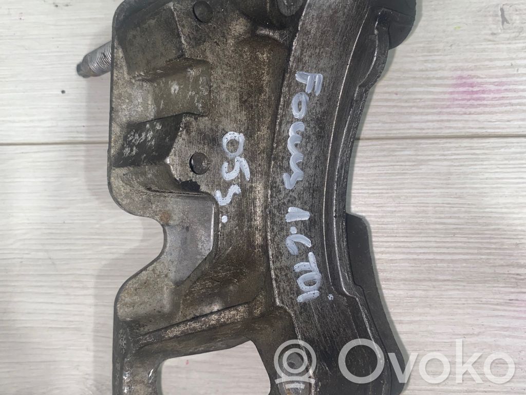 Ford Focus Engine mounting bracket 