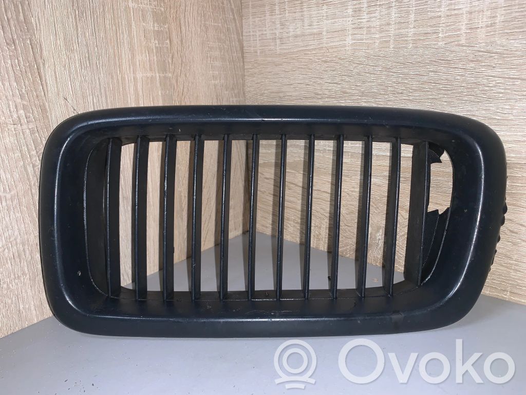 BMW 7 E38 Etusäleikkö 