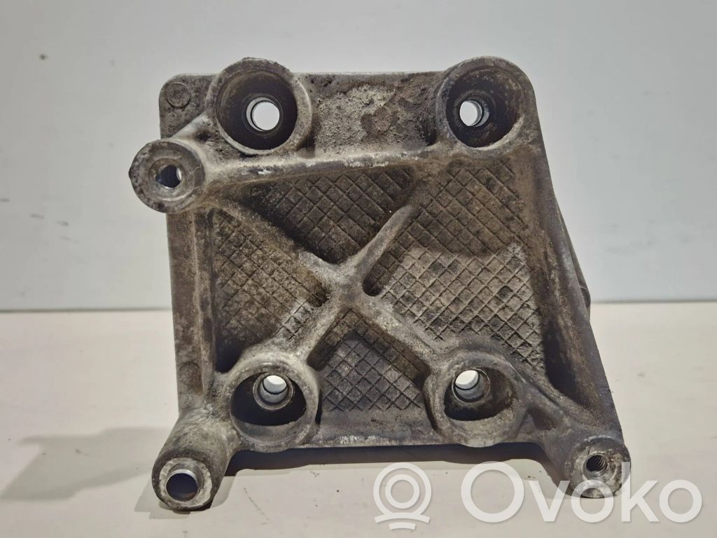 Peugeot 207 CC Engine mounting bracket 