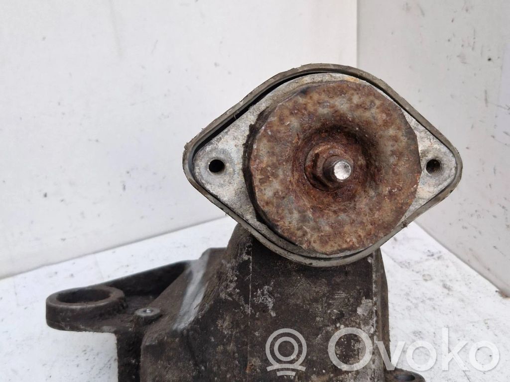 Volkswagen PASSAT B5.5 Engine mounting bracket 